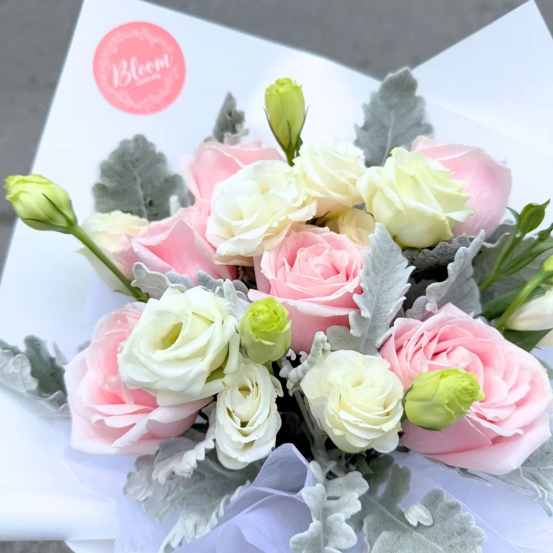 Valentine Hand Bouquet 01