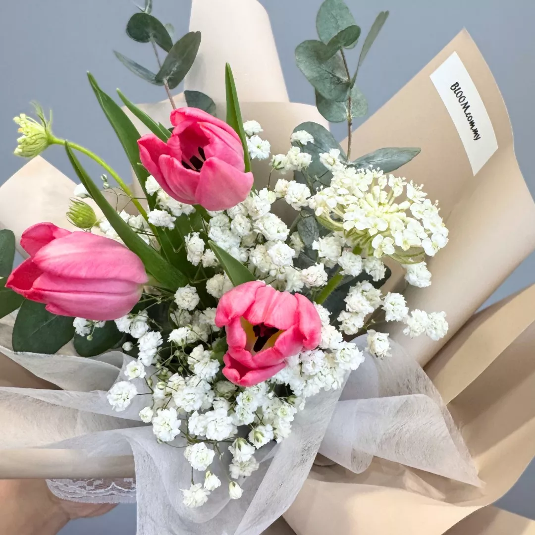 Valentine Tulip Hand Bouquet 01