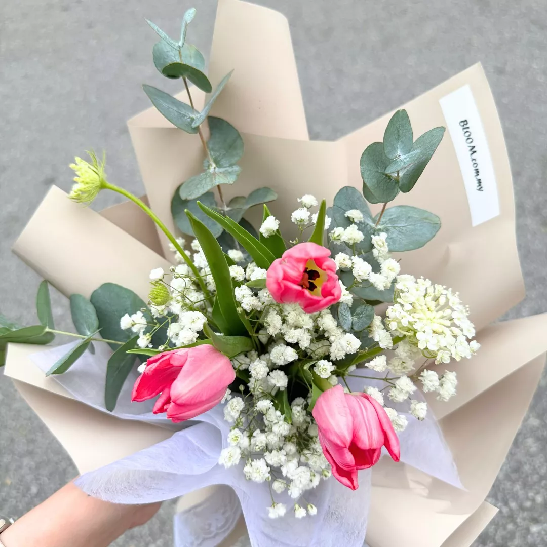 Valentine Tulip Hand Bouquet 01