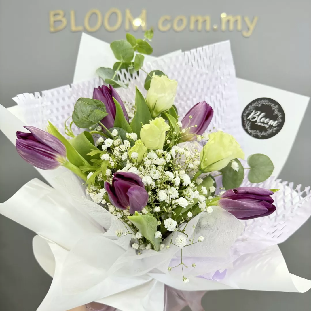 Valentine Tulip Hand Bouquet 02