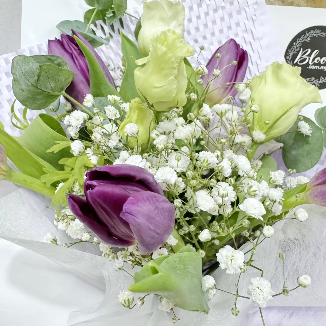 Valentine Tulip Hand Bouquet 02