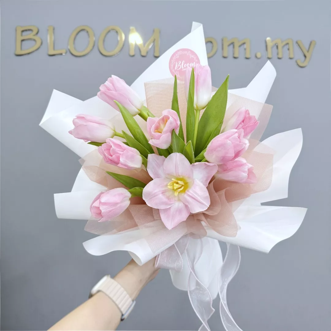 Valentine Tulip Hand Bouquet 05