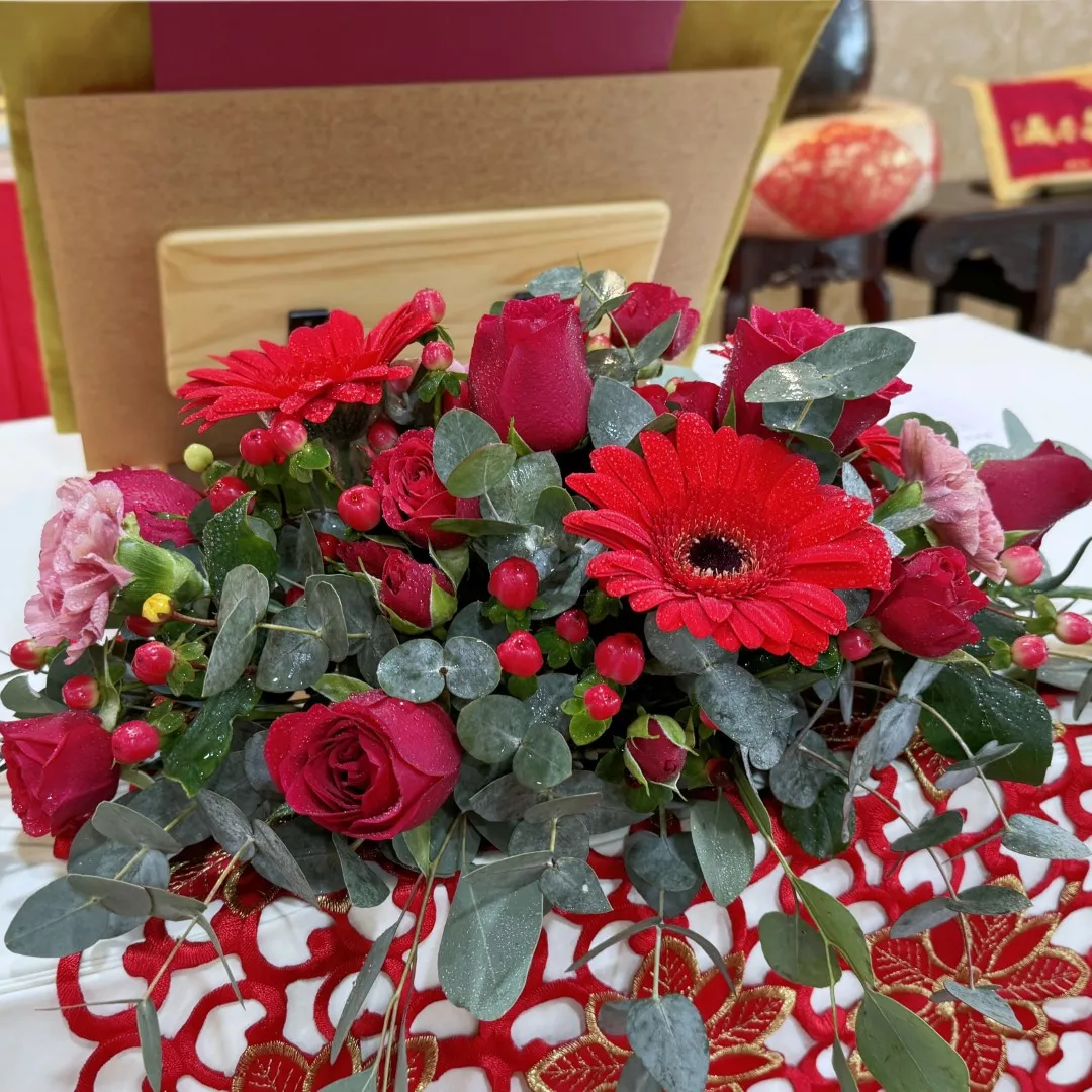 Table Flowers Arrangement 01