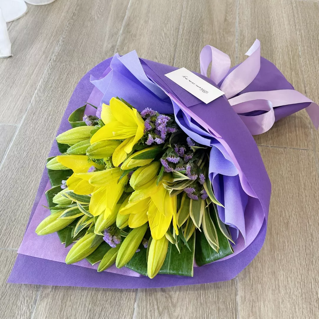 Lily Hand Bouquet 04