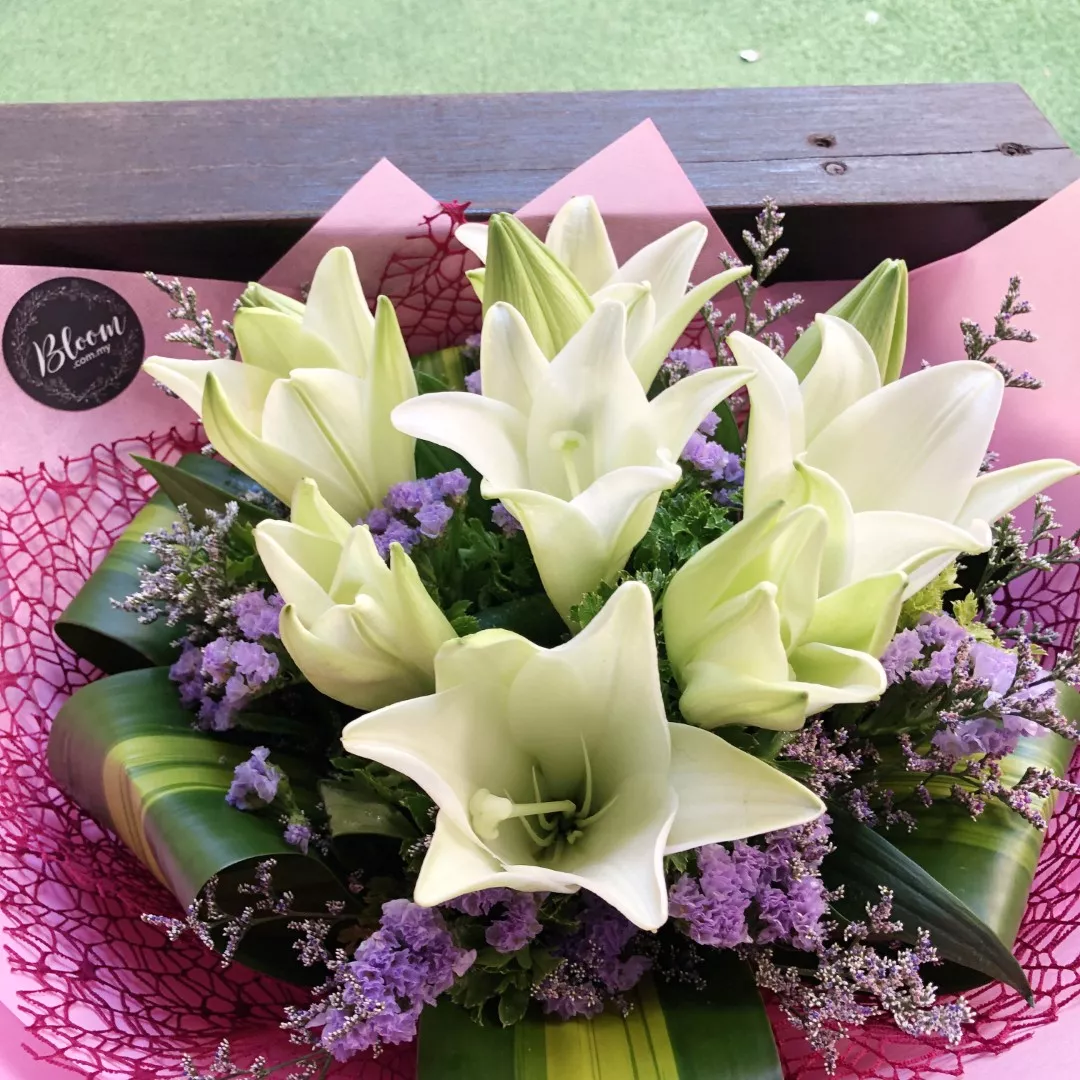 Lily Hand Bouquet 12