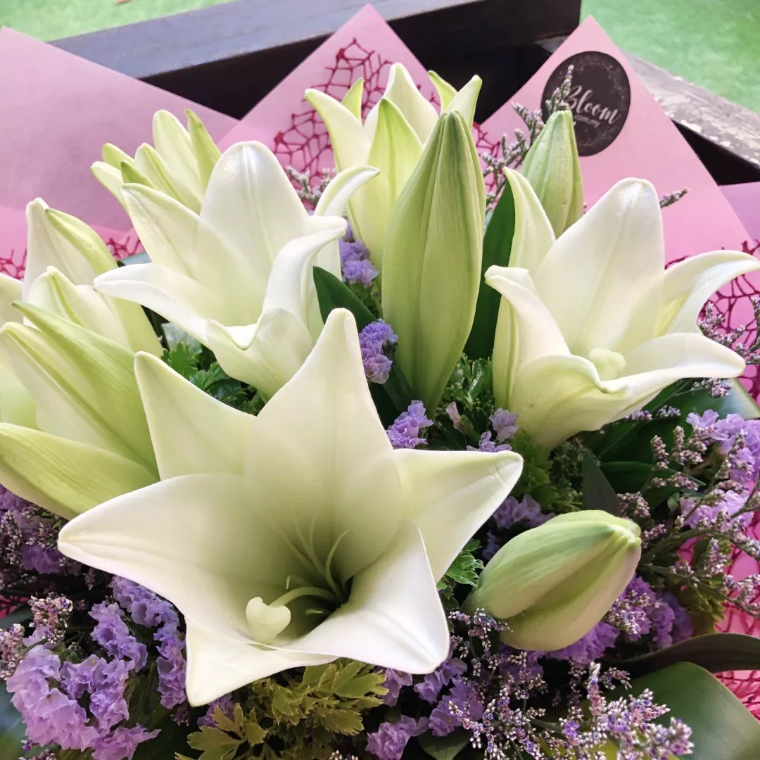 Lily Hand Bouquet 12