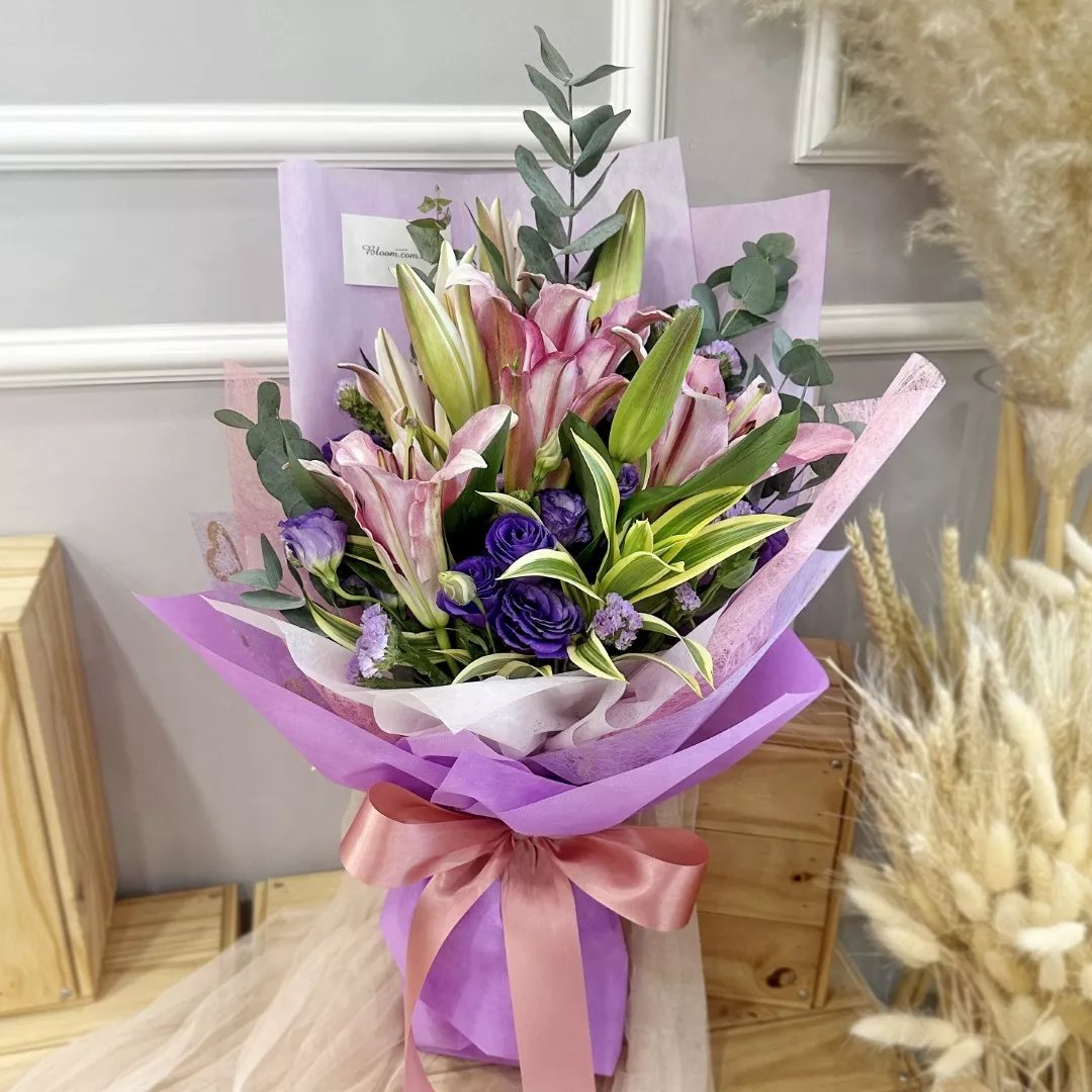 Lily Hand Bouquet 13