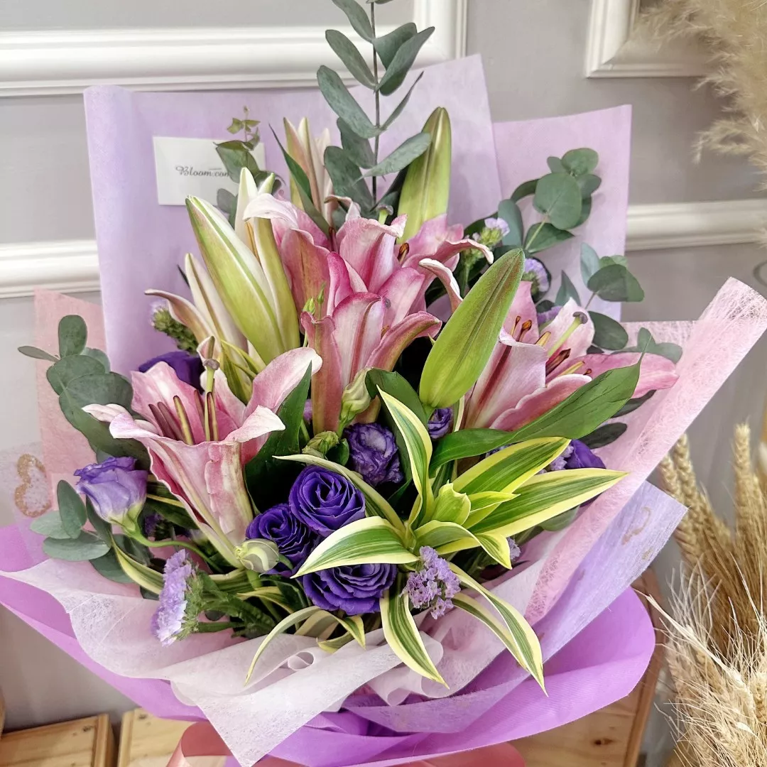 Lily Hand Bouquet 13