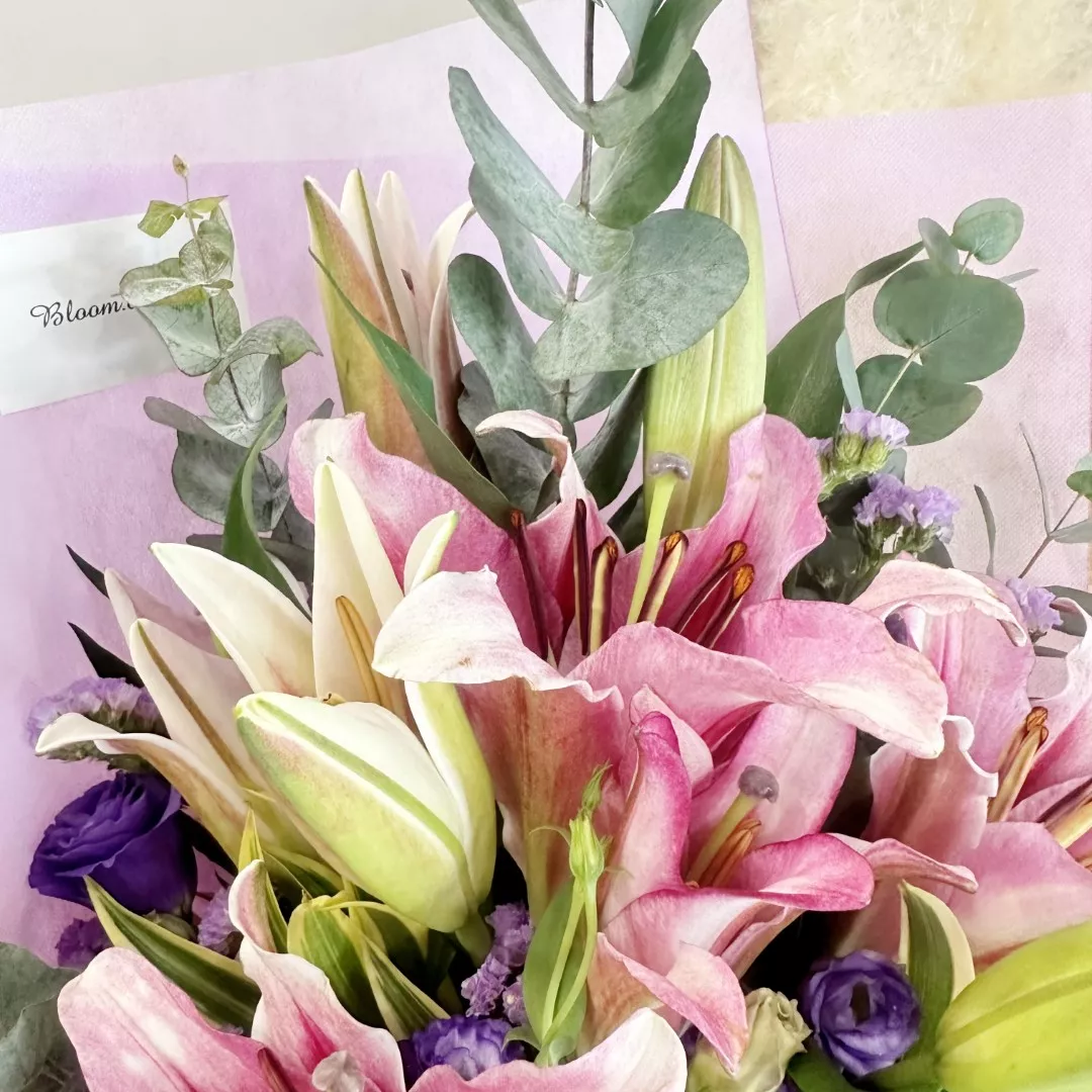 Lily Hand Bouquet 13