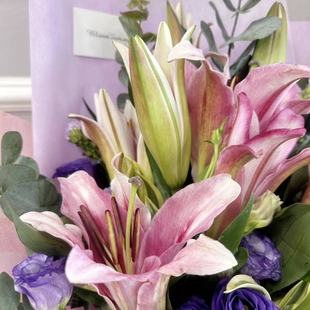 Lily Hand Bouquet 13