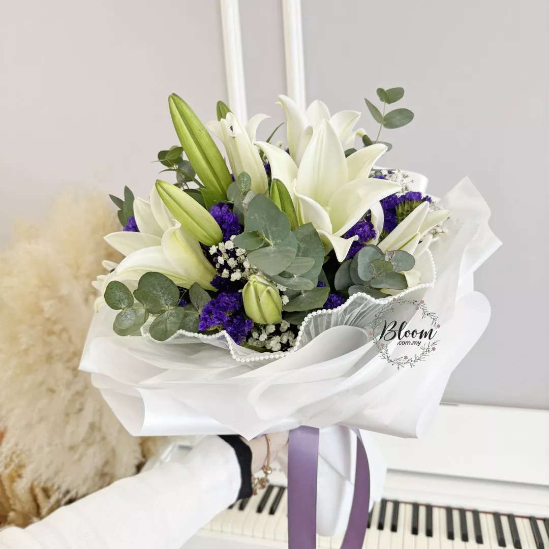 Lily Hand Bouquet 14