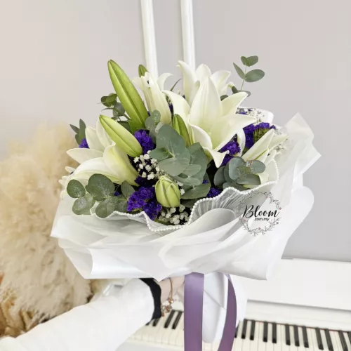 Lily Hand Bouquet 14