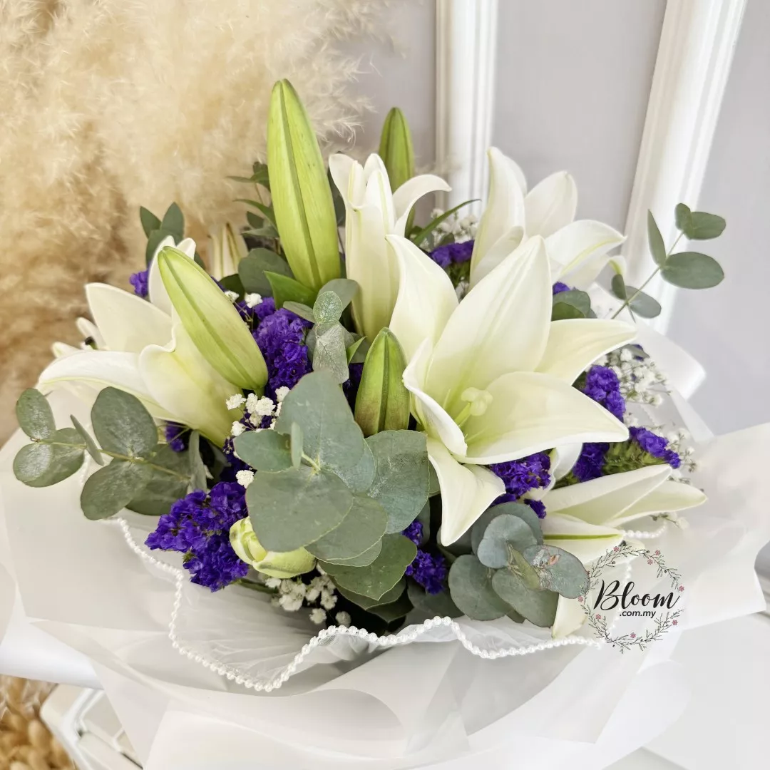 Lily Hand Bouquet 14