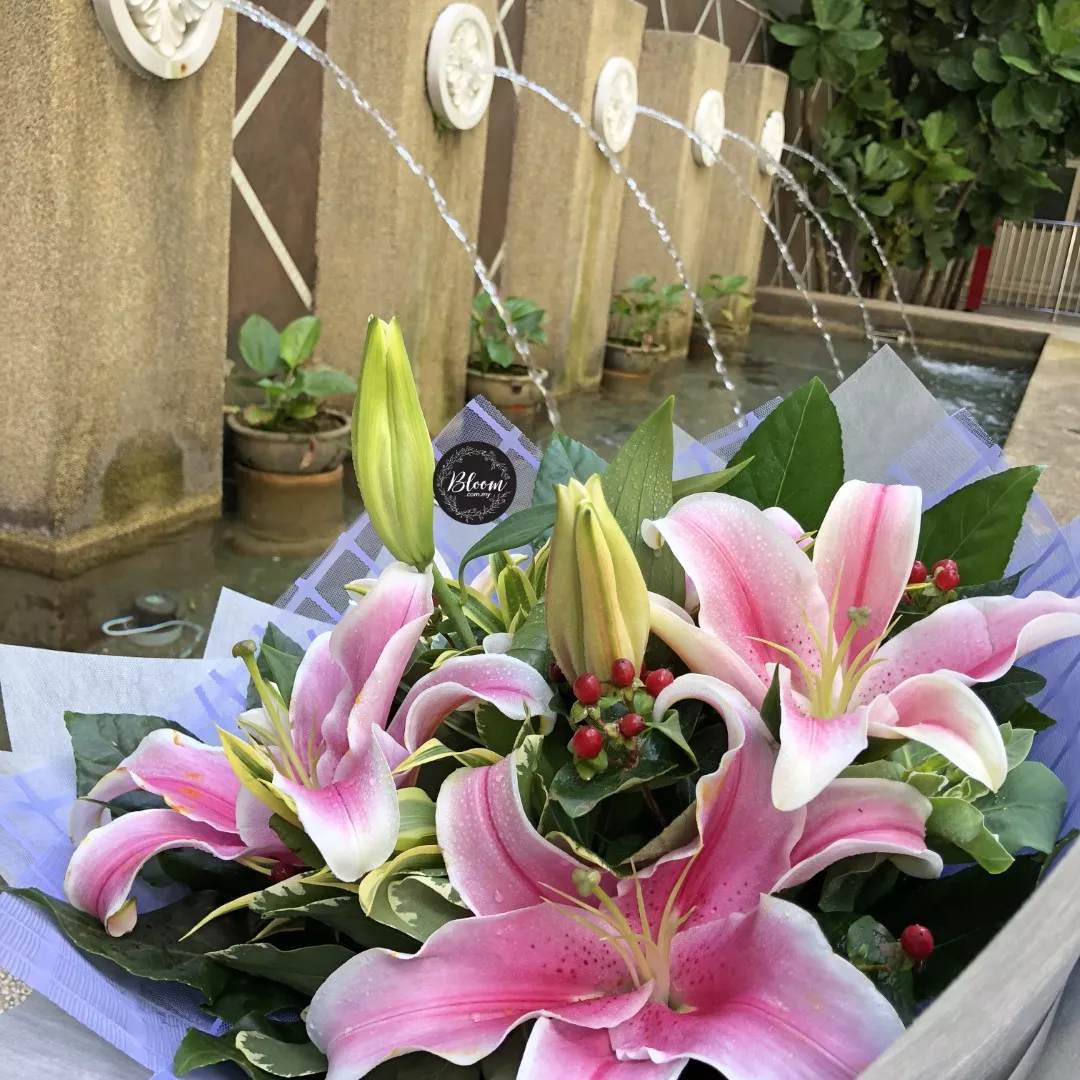 Lily Hand Bouquet 15