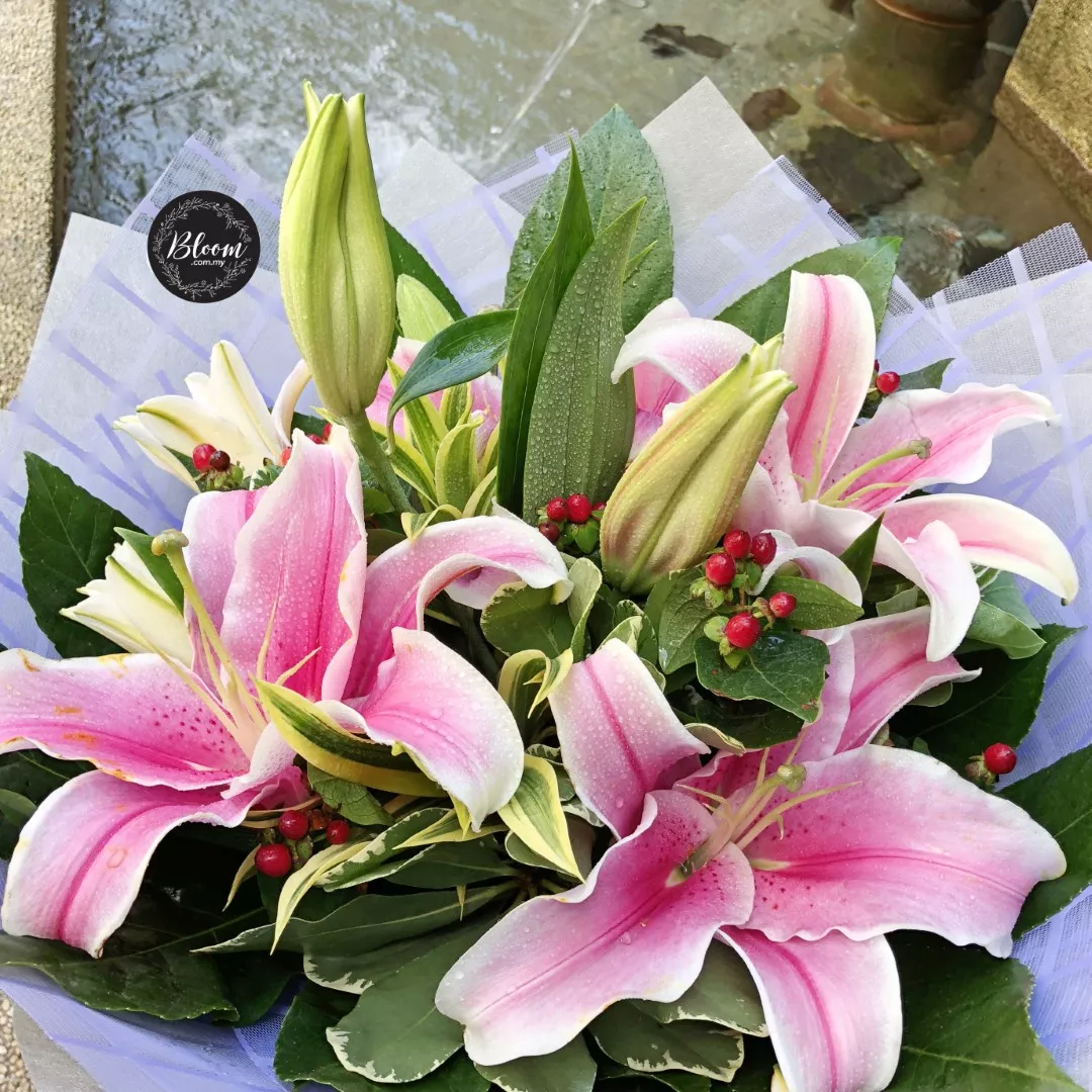 Lily Hand Bouquet 15