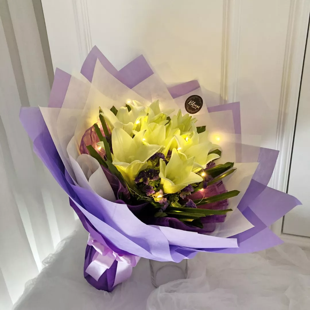 Lily Hand Bouquet 19