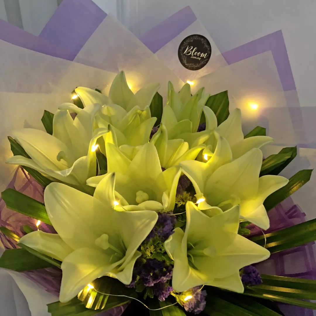 Lily Hand Bouquet 19