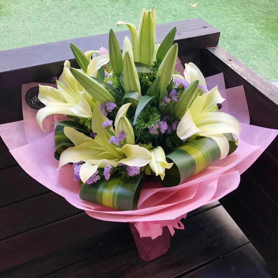 Lily Hand Bouquet 20