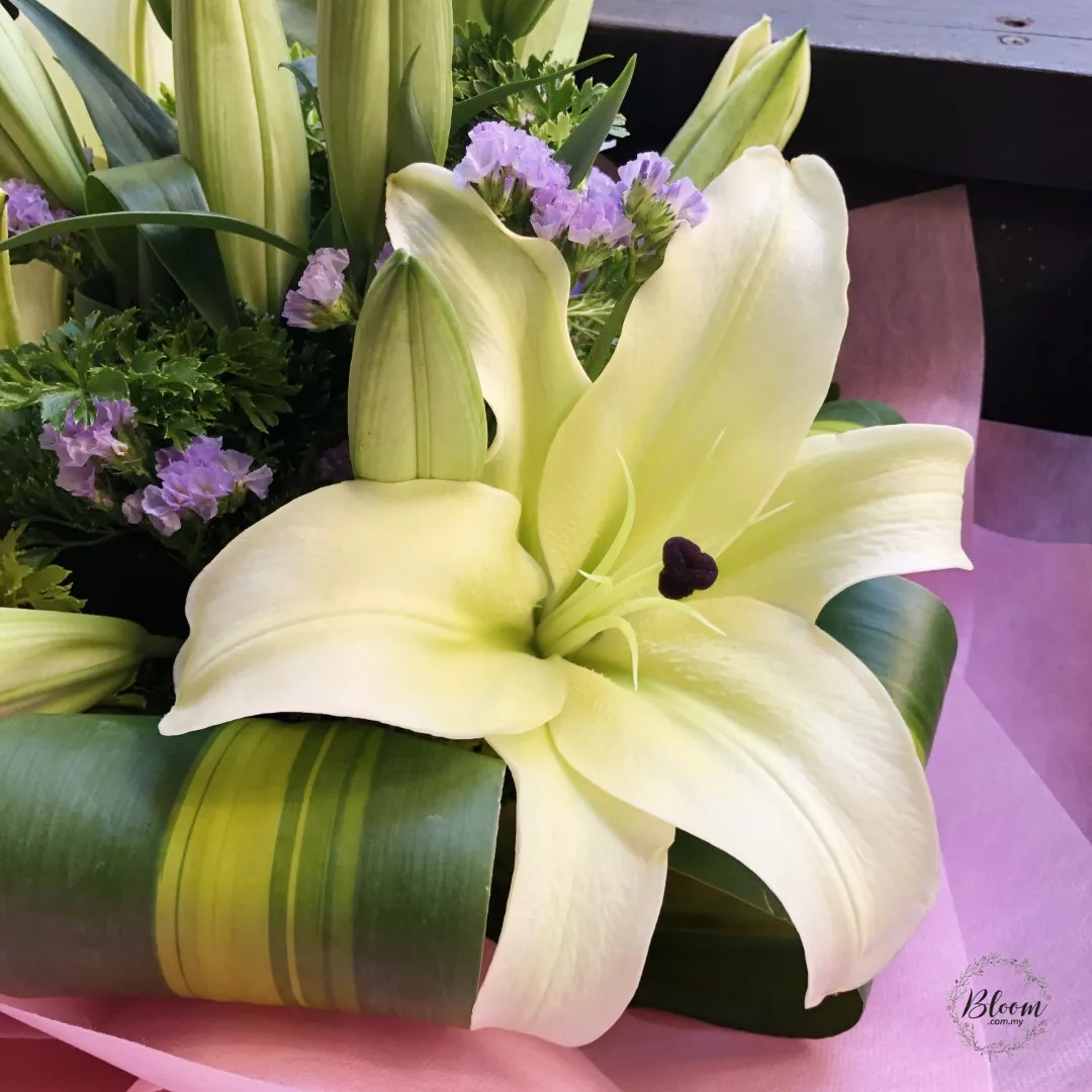 Lily Hand Bouquet 20