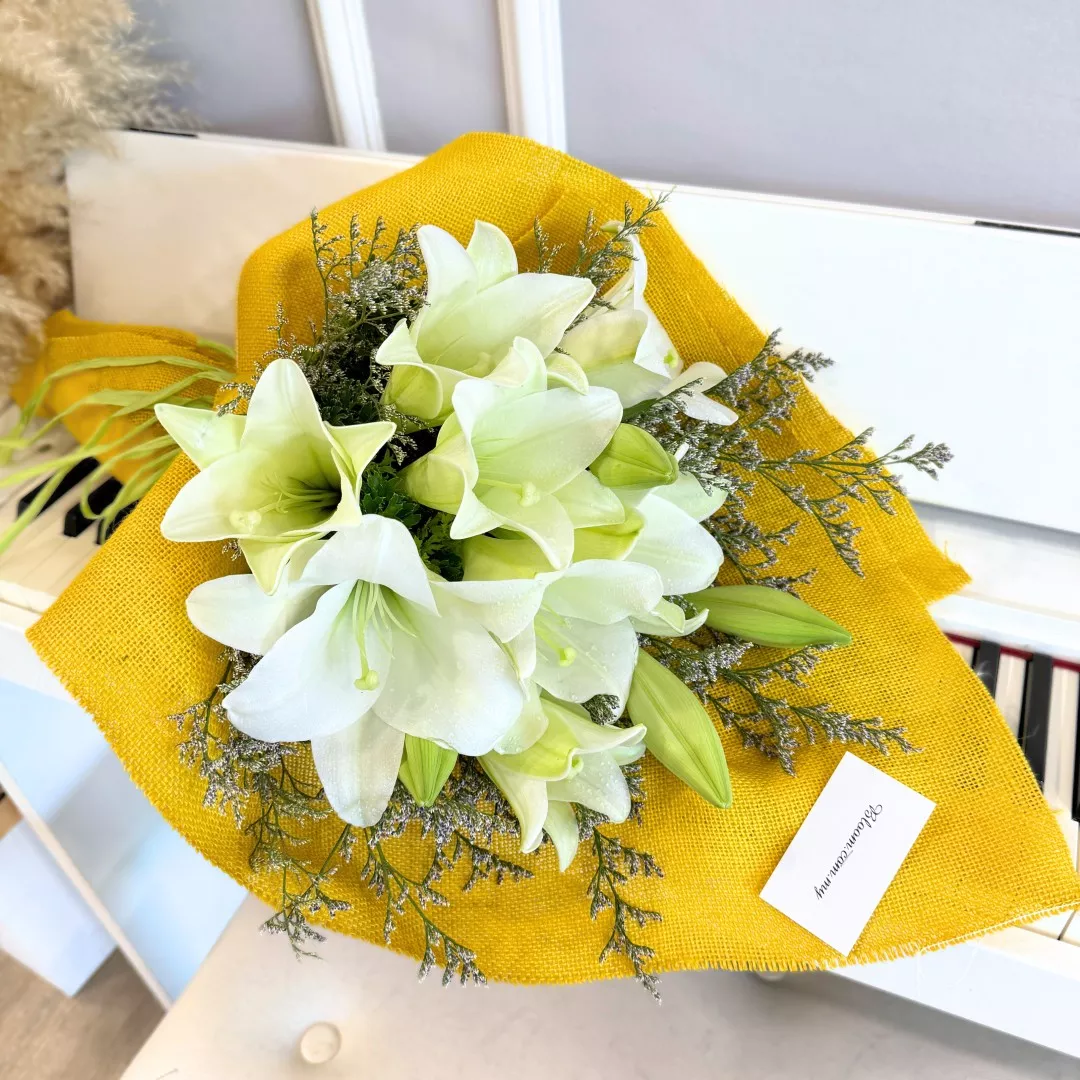 Lily Hand Bouquet 23