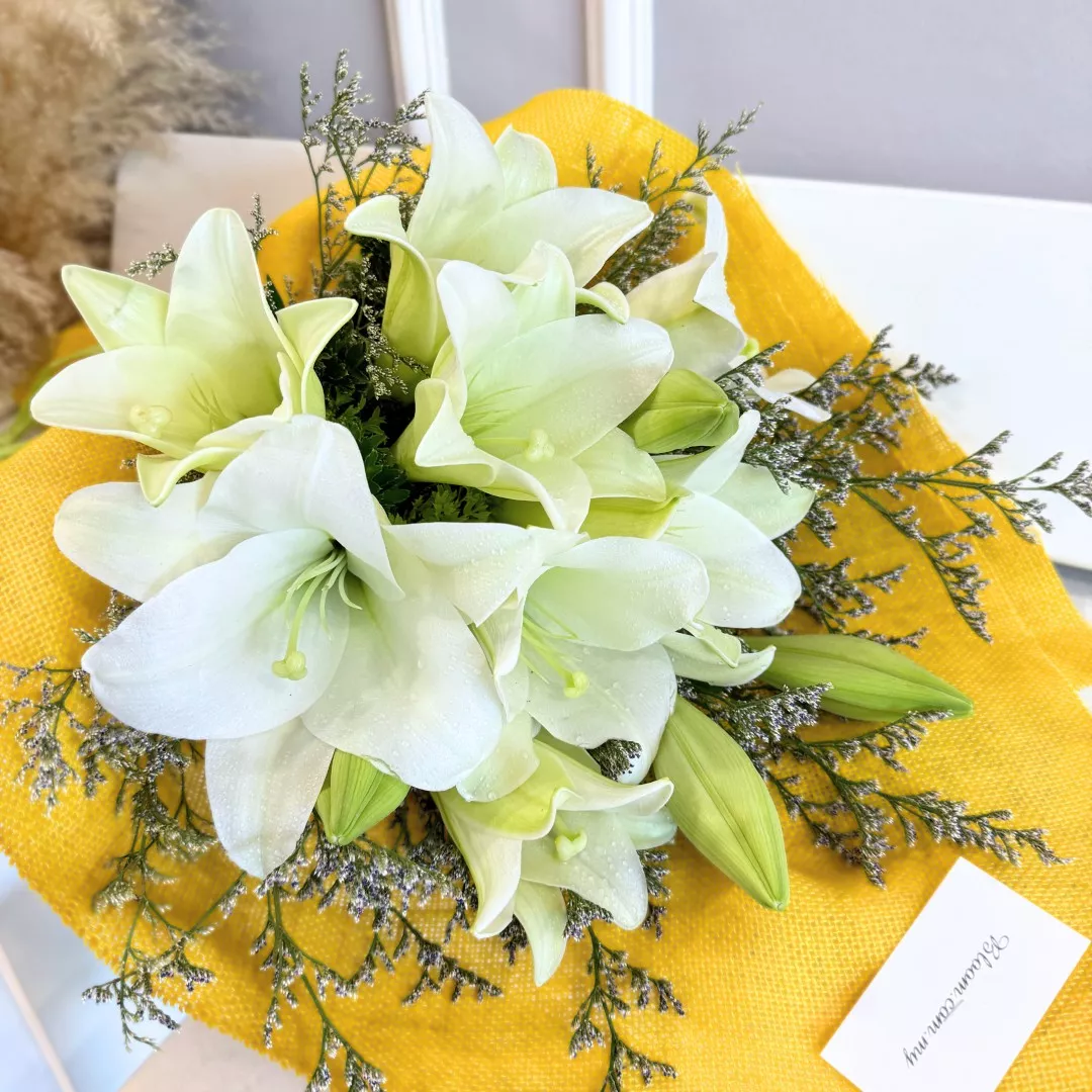 Lily Hand Bouquet 23