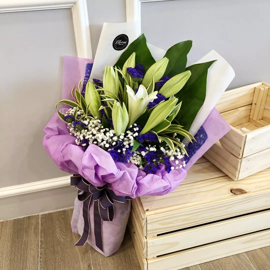 Lily Hand Bouquet 27