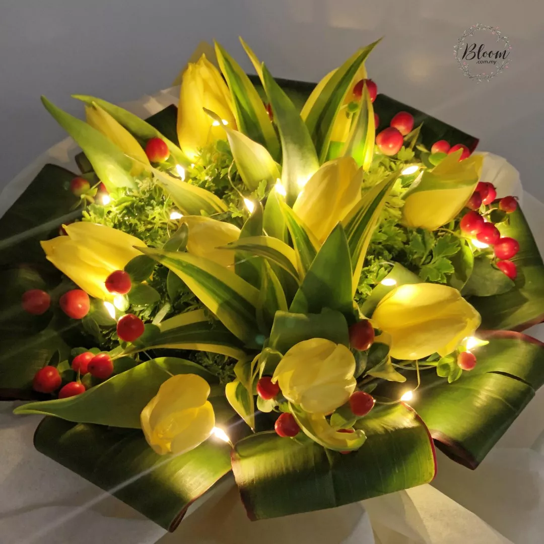 Tulip Hand Bouquet 01