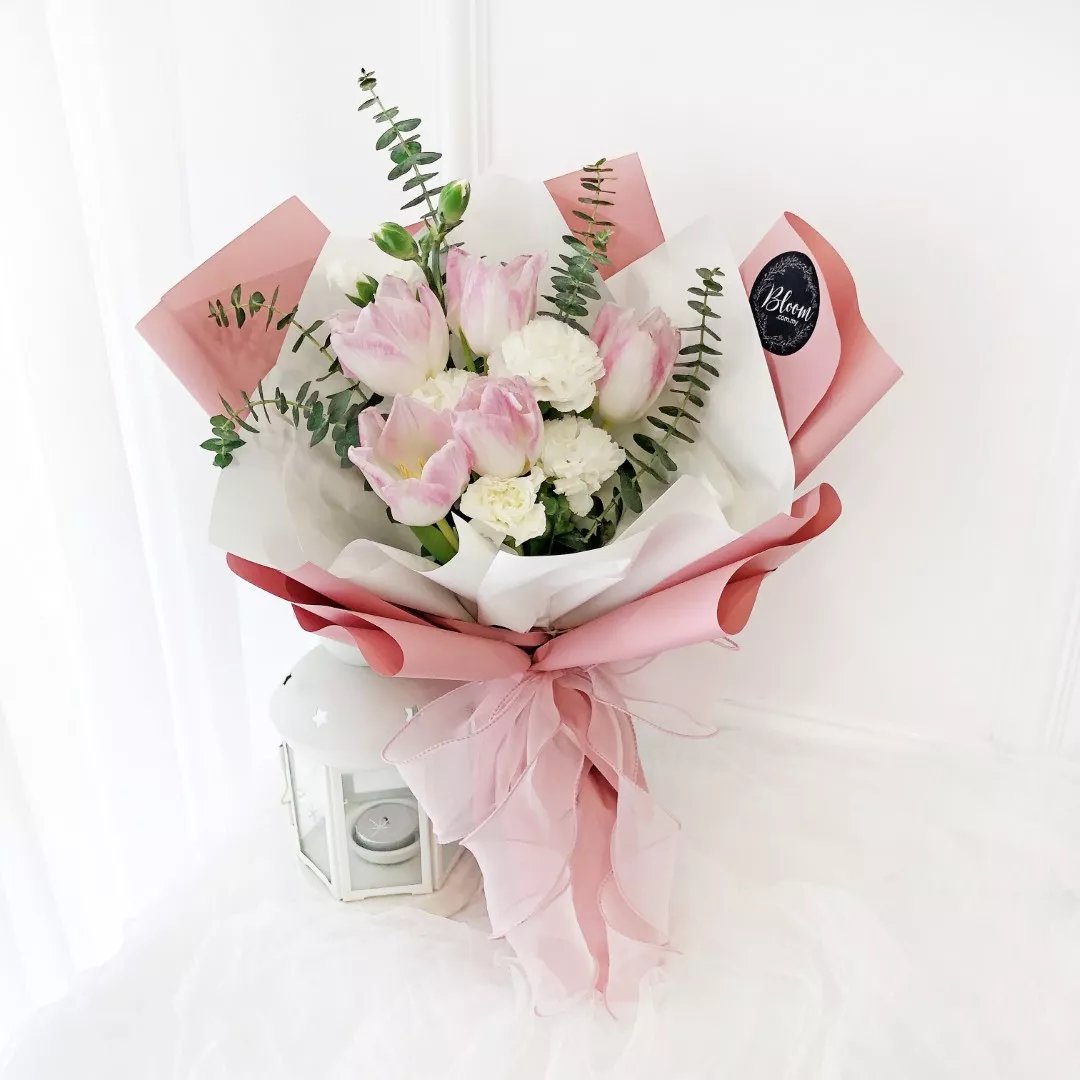 Tulip Hand Bouquet 02