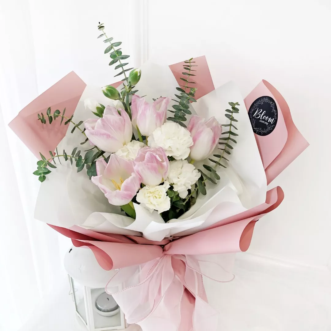 Tulip Hand Bouquet 02