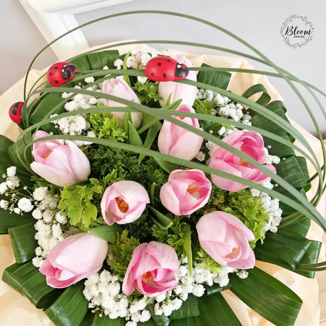 Tulip Hand Bouquet 04