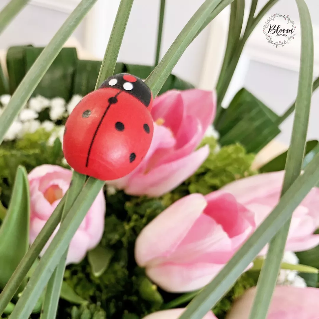 Tulip Hand Bouquet 04