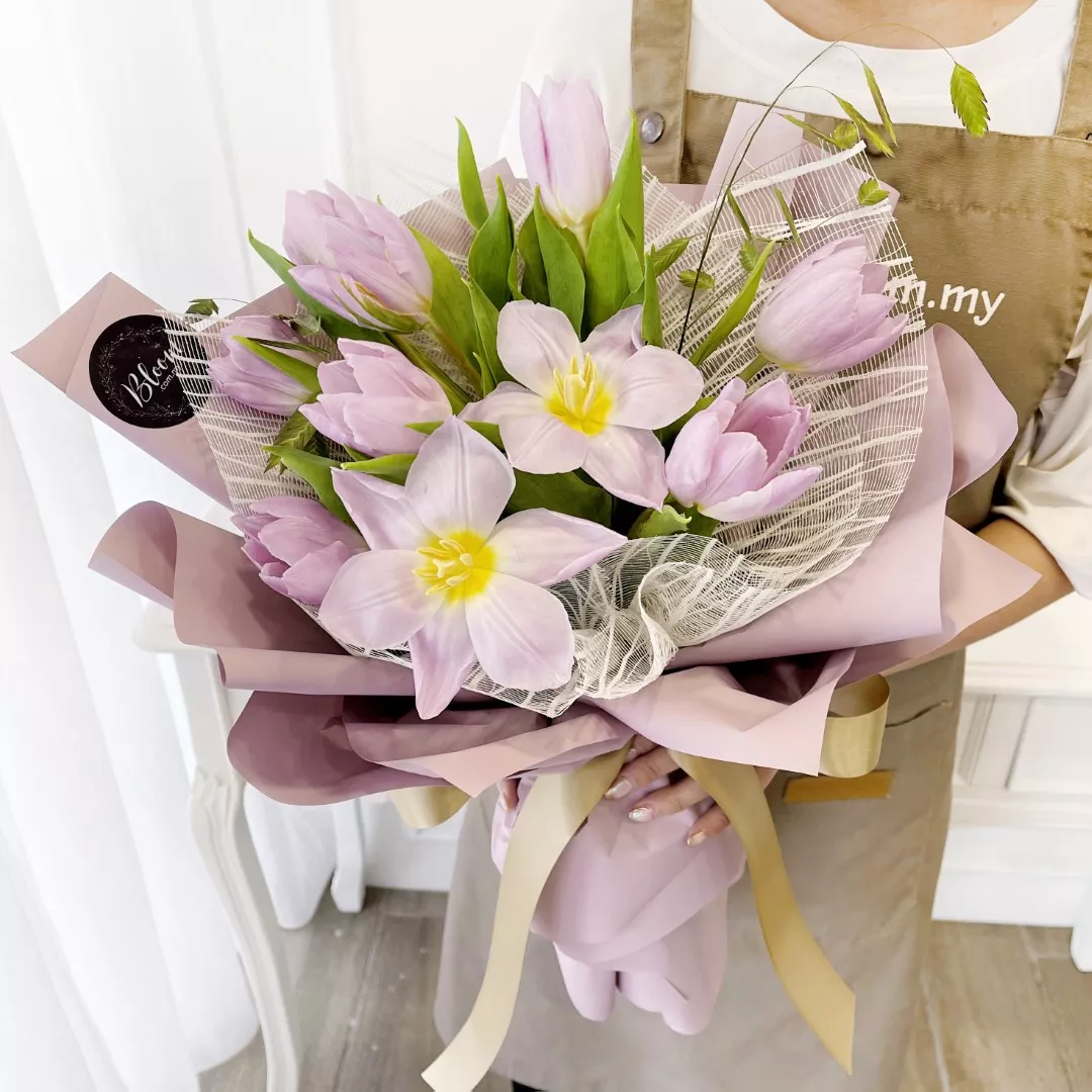 Tulip Hand Bouquet 05