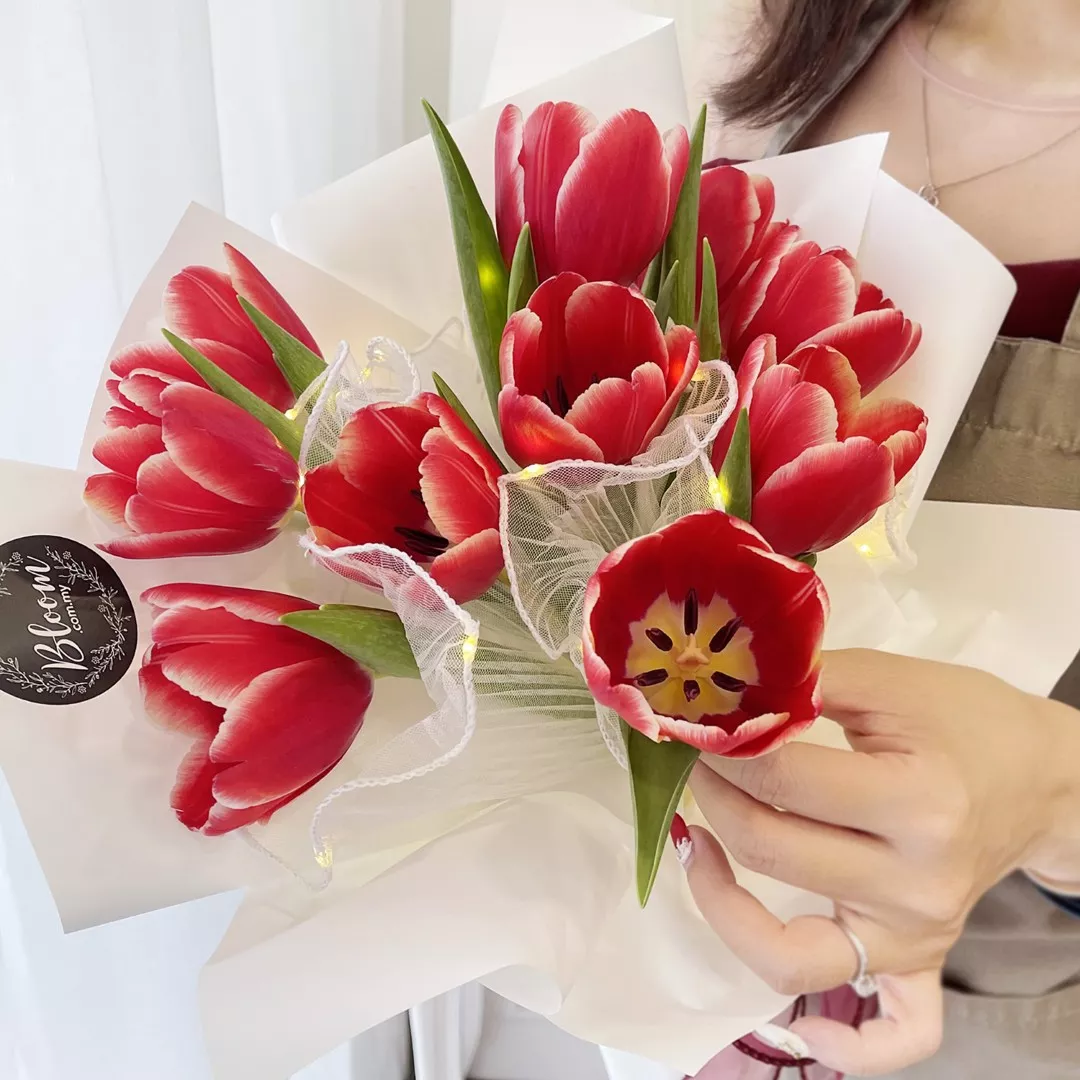 Tulip Hand Bouquet 06
