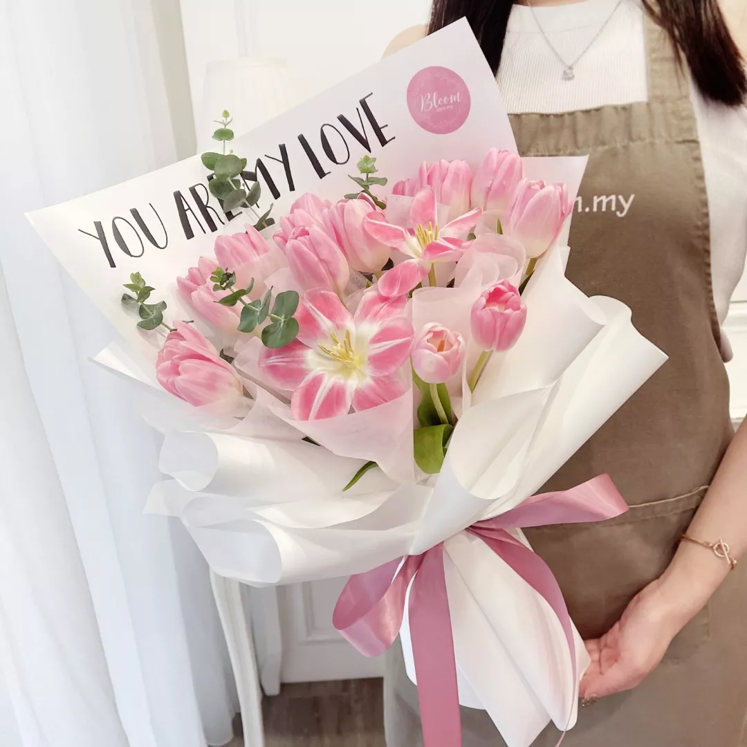 Tulip Hand Bouquet 07