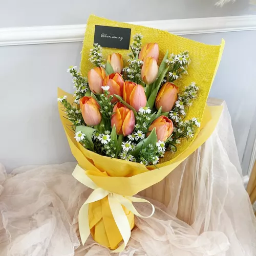 Tulip Hand Bouquet 09