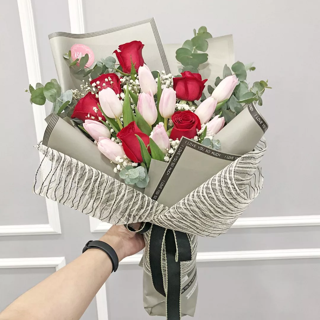 Tulip Hand Bouquet 11