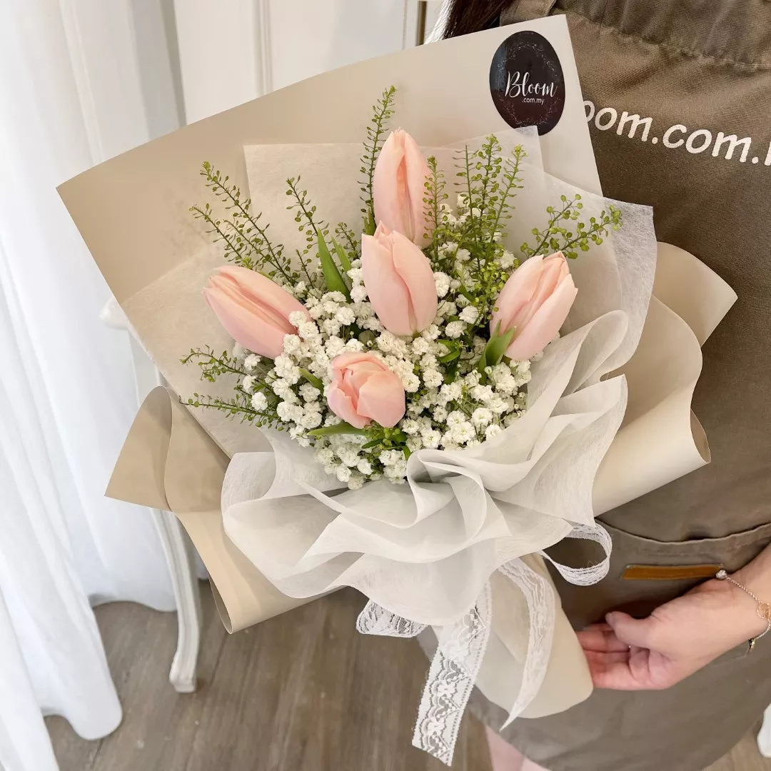 Tulip Hand Bouquet 13