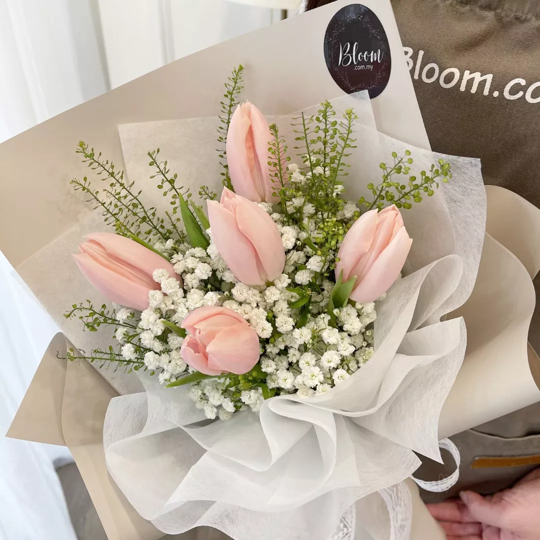 Tulip Hand Bouquet 13