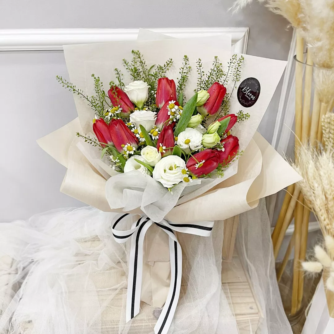 Tulip Hand Bouquet 14