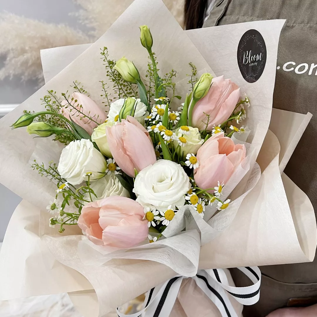 Tulip Hand Bouquet 14