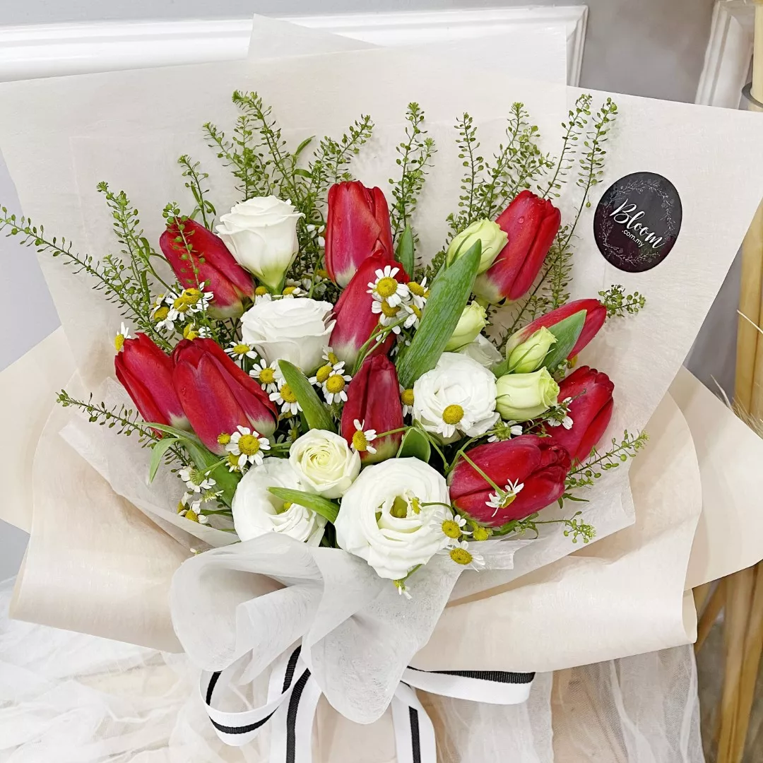 Tulip Hand Bouquet 14