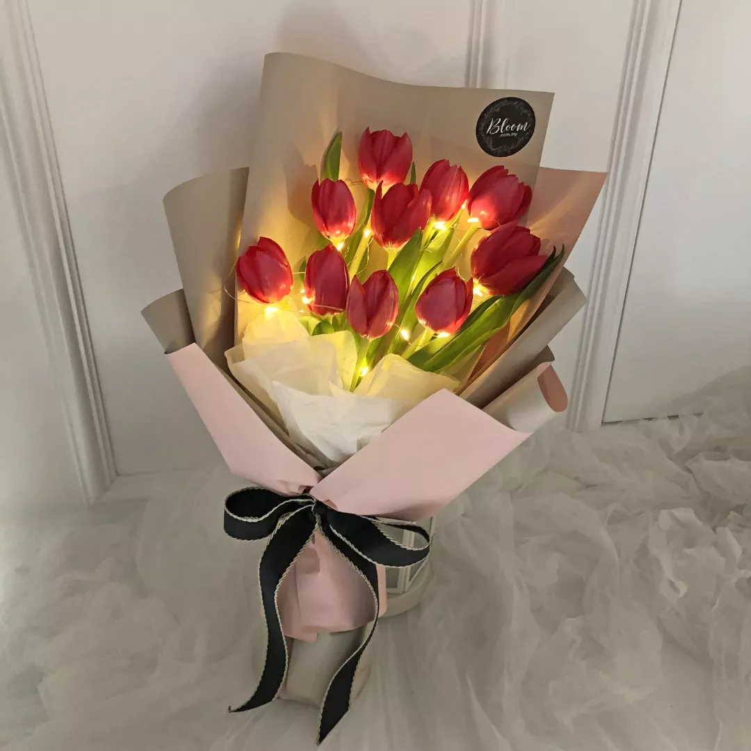 Tulip Hand Bouquet 17