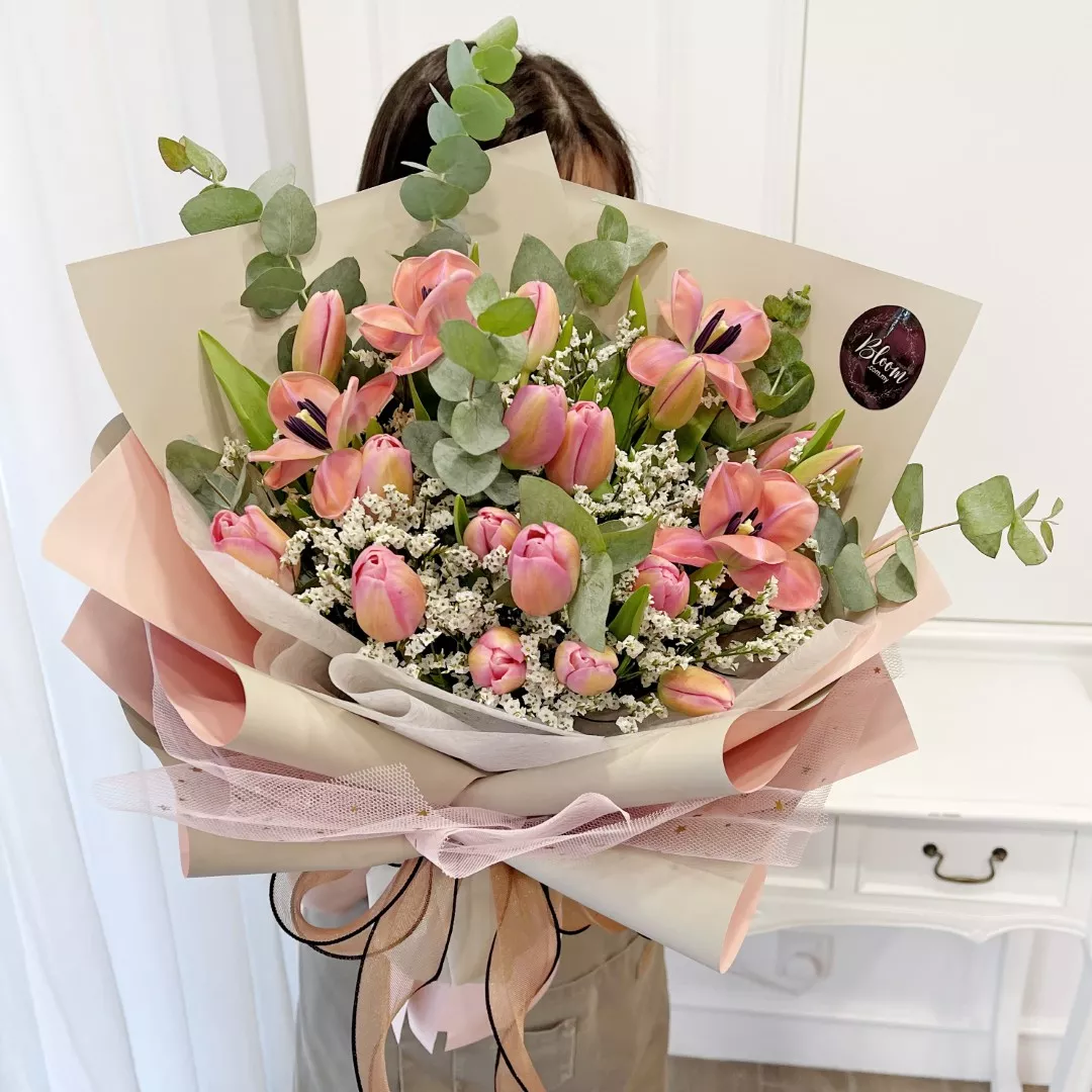 Tulip Hand Bouquet 23