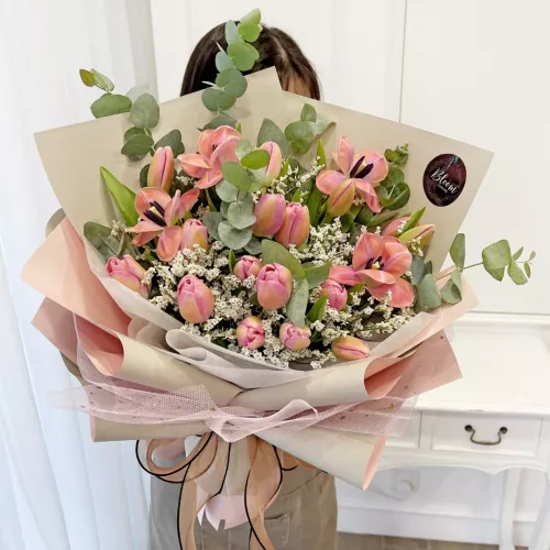 Tulip Hand Bouquet 23