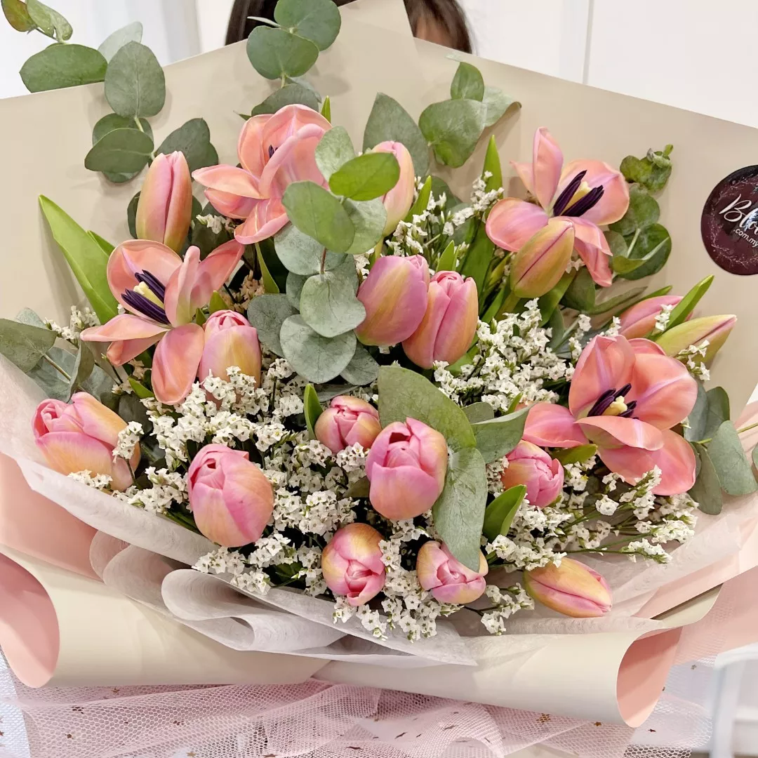 Tulip Hand Bouquet 23