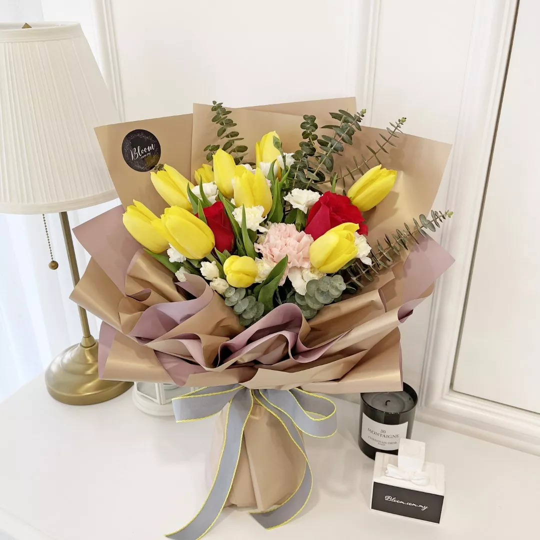 Tulip Hand Bouquet 24