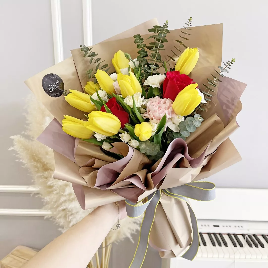 Tulip Hand Bouquet 24