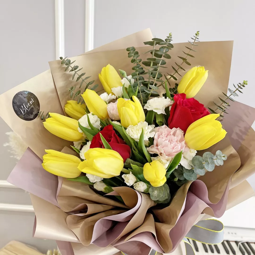 Tulip Hand Bouquet 24