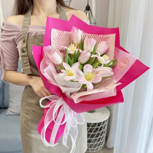 Tulip Hand Bouquet 26