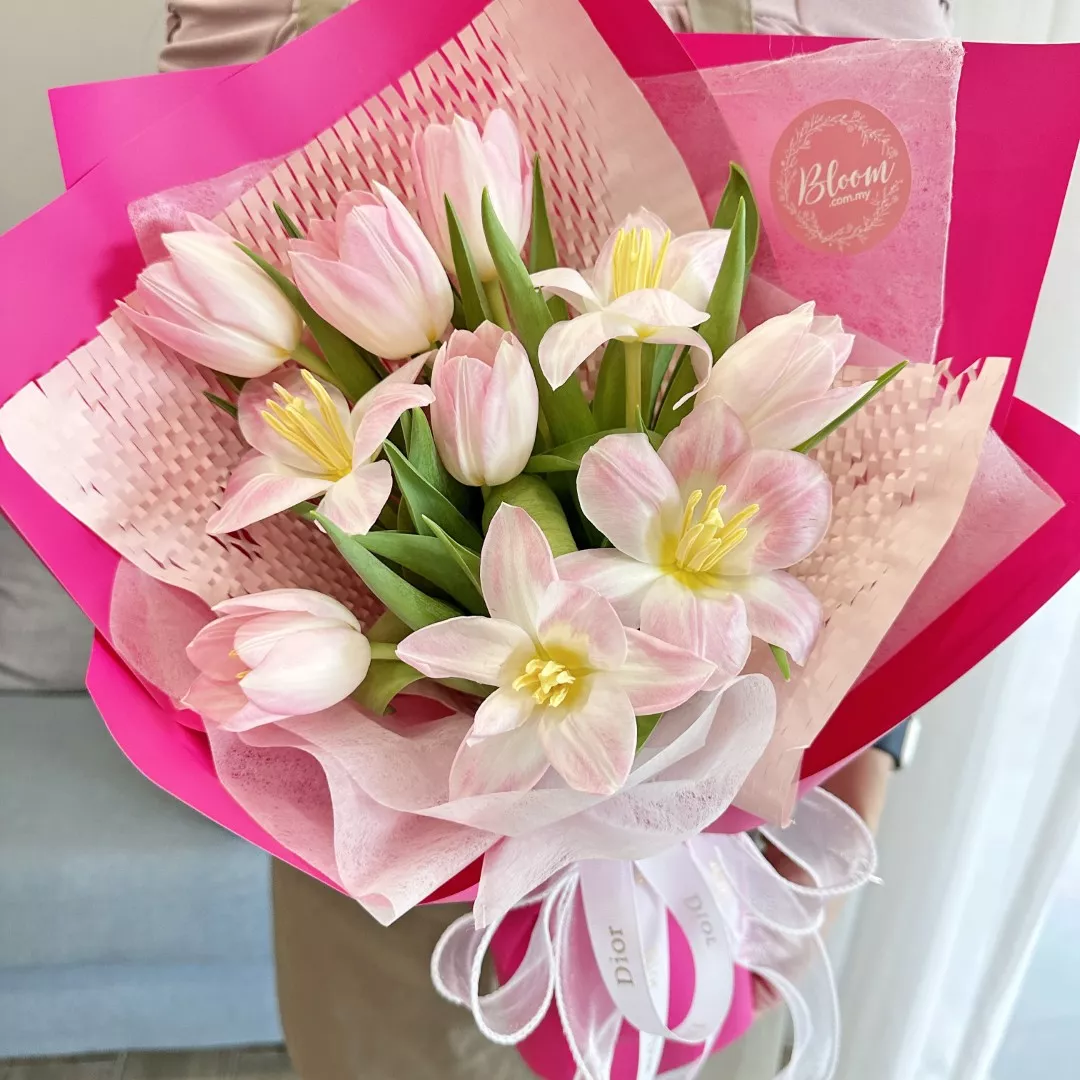 Tulip Hand Bouquet 26